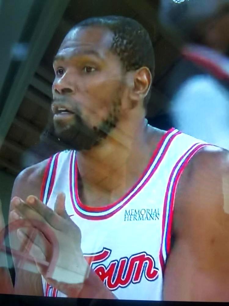 火箭队给伊森大幅度删减上场时间，他的投篮命中率在下滑，合同问题直接影响表现。