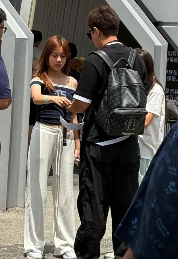 贾乃亮是真宠女儿啊，甜馨背着5万块的LV包包在新加坡旅游，她穿白色阔腿裤腿超长～
