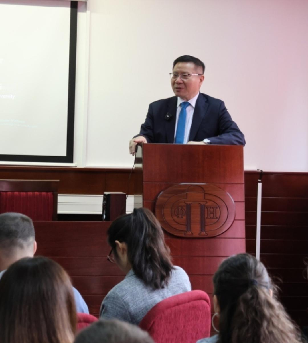 复旦大学张维为教授在欧洲演讲，准确地来说是在欧洲国家波黑演讲。一眼望去，演讲的教