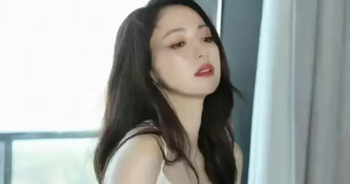 董璇熟龄魅力爆棚！露背绸缎裙配波浪卷，香肩线条撩人于无形