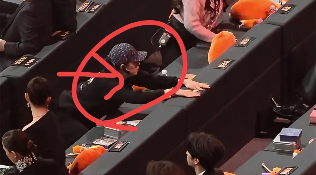 其实大家都心知肚明到底是谁换了座位的名牌眼尖的网友又发现了一个细节，那就是换