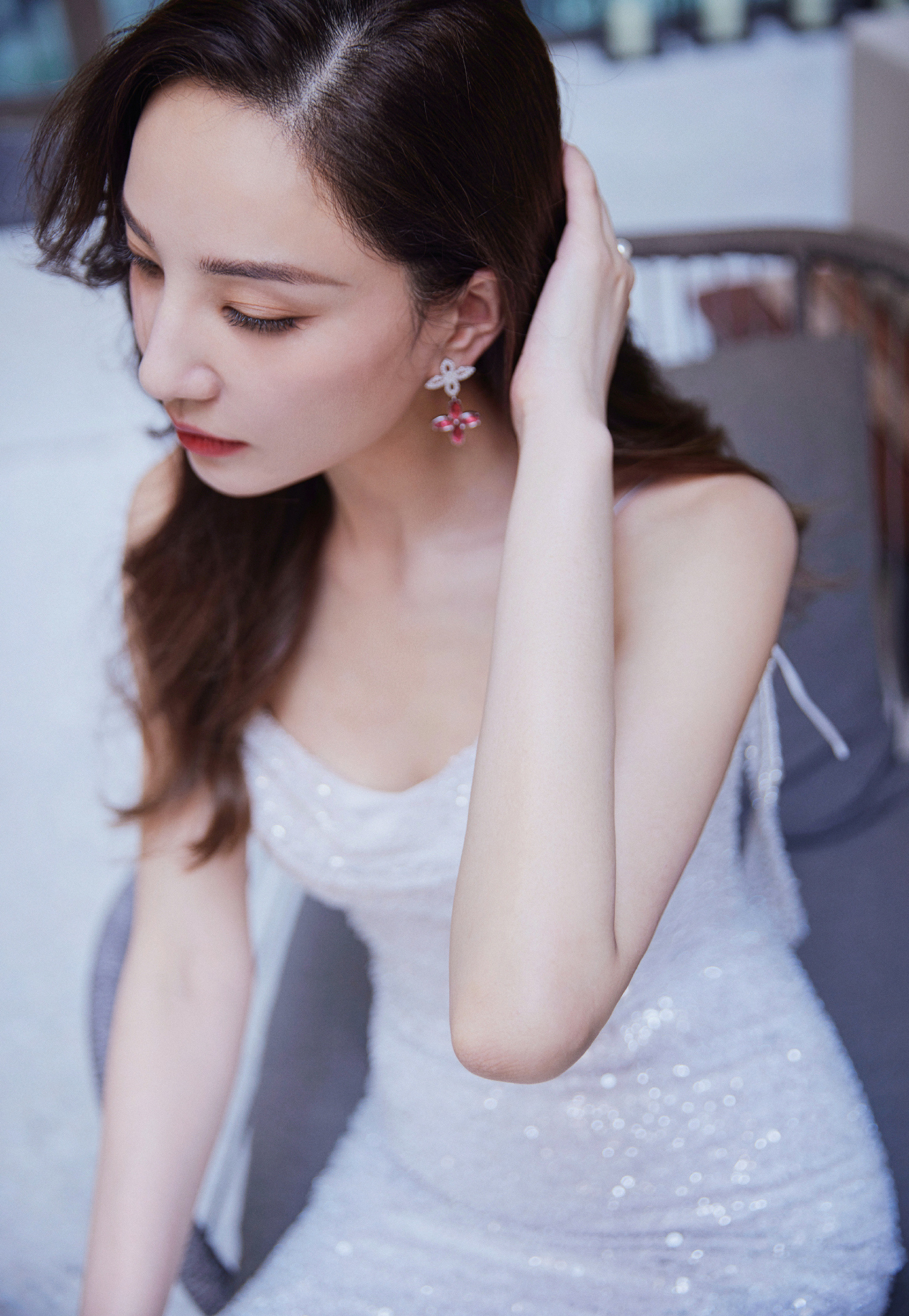 郑希怡，一袭银色吊带裙，又仙又美。郑希怡