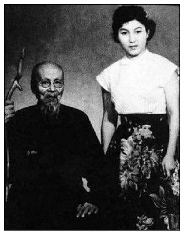 1952年，90岁的齐白石将年仅25岁的新凤霞引入卧室，并指向一个装满金钱的立柜
