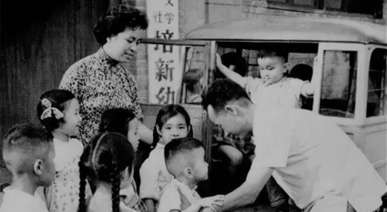 1958年冬，北京军区司令的老母亲进城，司令全家到车站迎接。司令的夫人向儿女们介