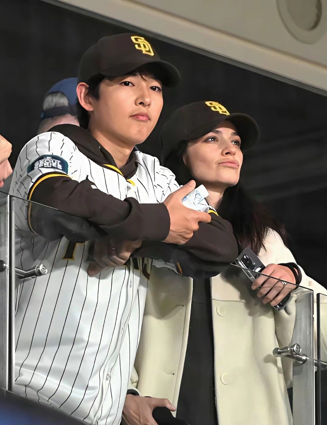 宋仲基妻子凯蒂只比他大了一岁，欧美人到了四十岁以后是真的显老啊，不过和现任妻子儿