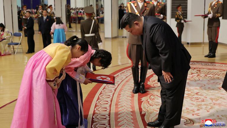 敬爱的金正恩元帅对海外军事作战参战烈士遗属发表了讲话。全文如下：同志们：