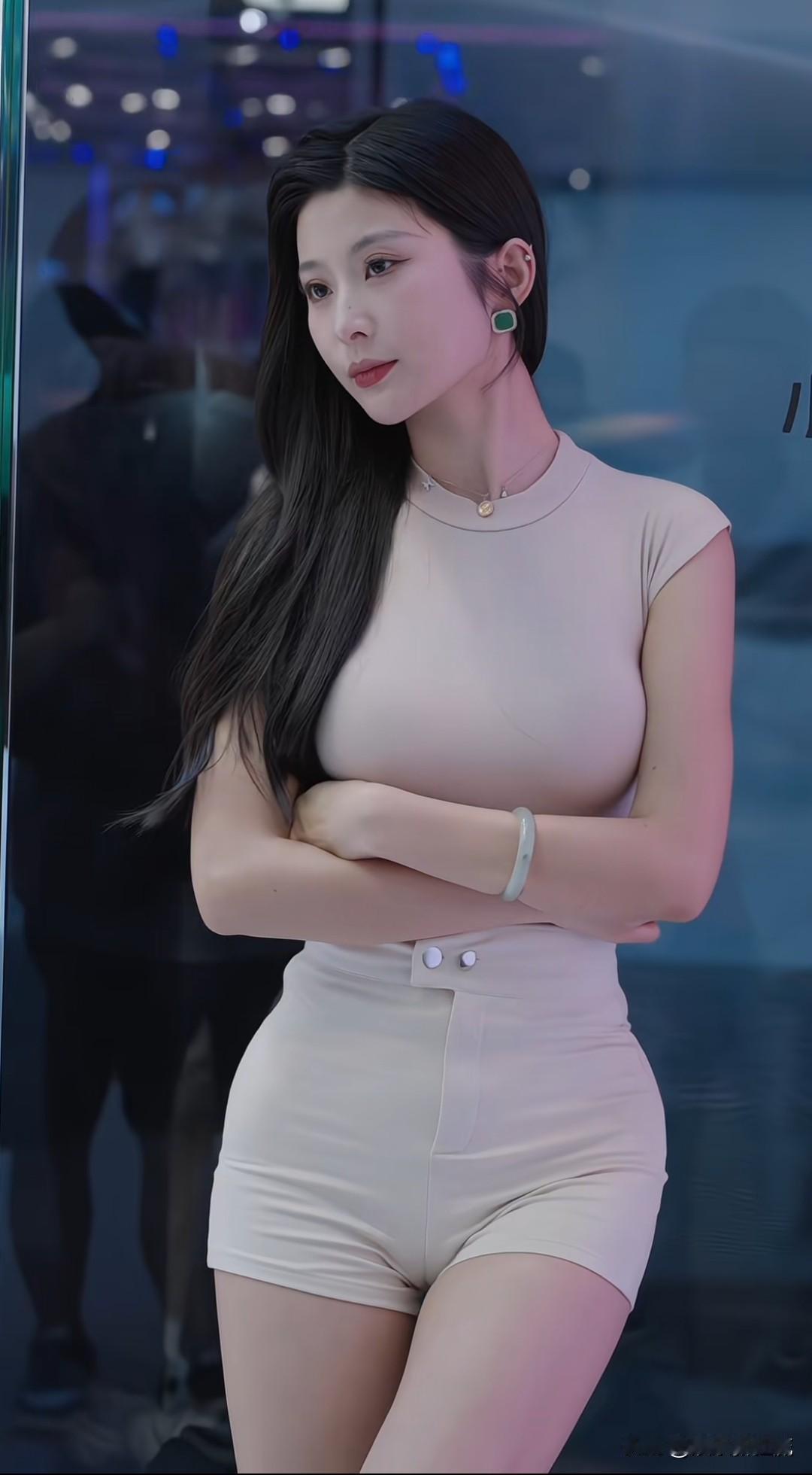 模特鹿鹿，2025年模特圈新晋女神，自然大方，温润如玉，外形时尚，是不可多得的实