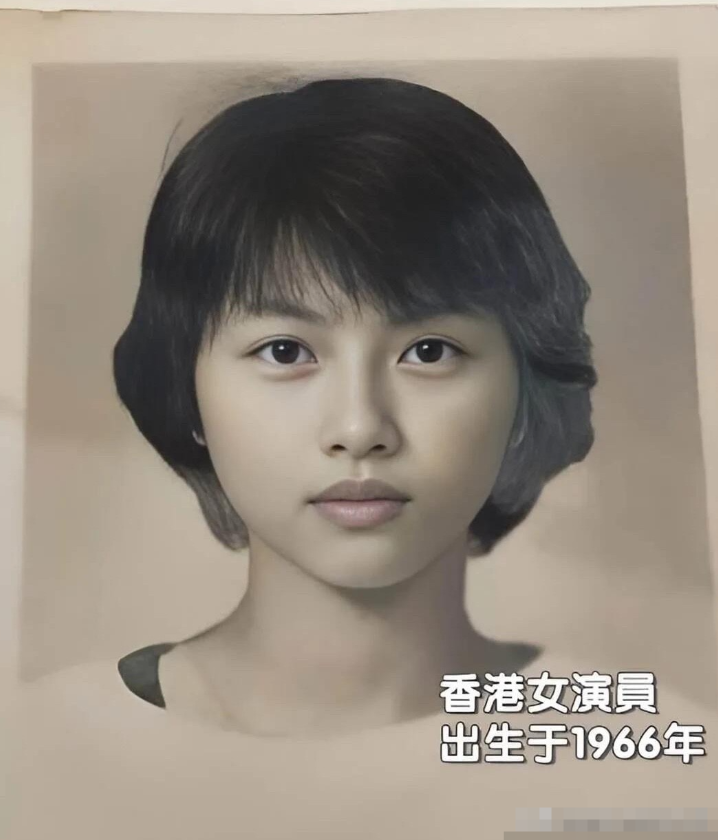 这位60后的女演员长相标致，一看就是纯天然的美女，你能一眼认出她是谁吗？短发的造