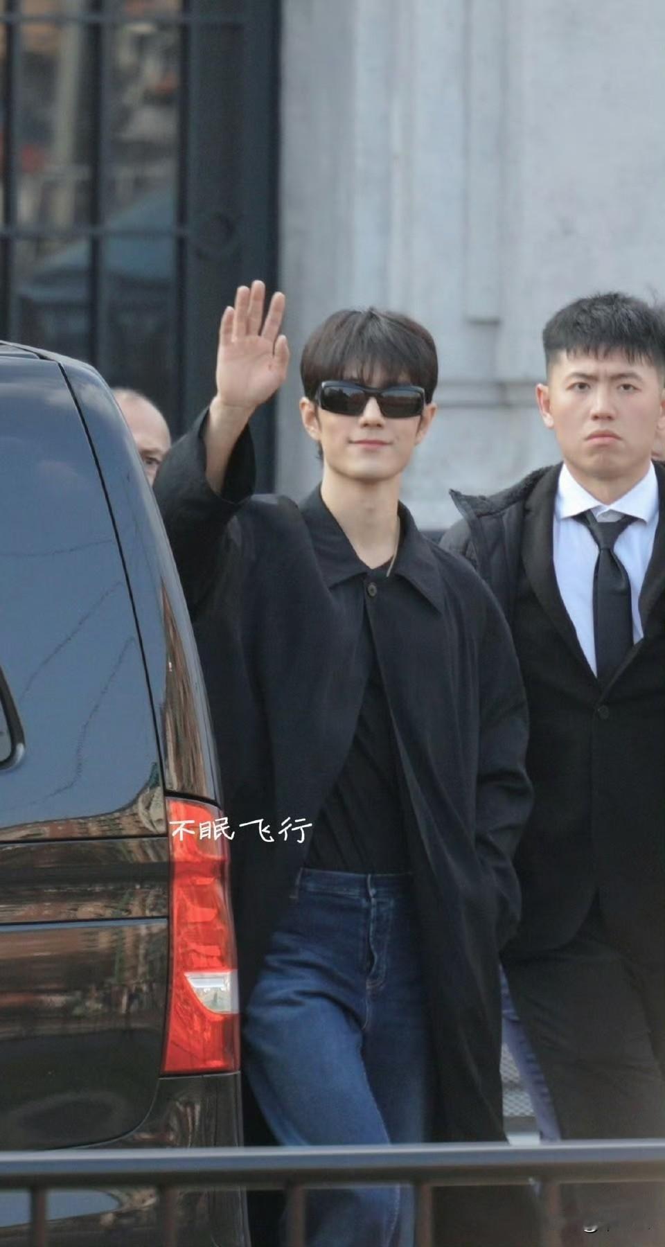 [哭哭][哭哭][哭哭]怎么这么好，我们爱的人！！！看秀结束肖战离开时，特意绕到