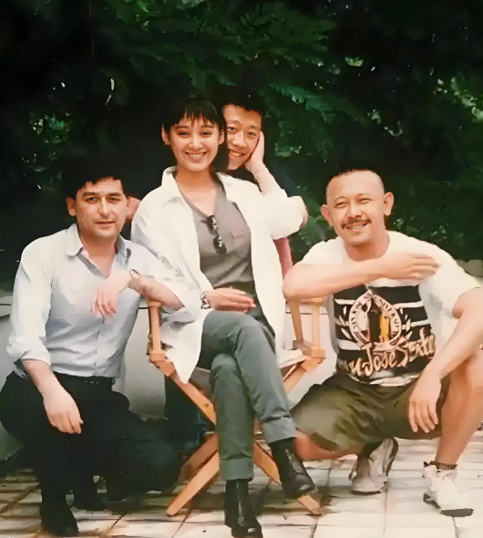这是1993年姜文和宁静夏雨的合影！当时的姜文才30岁，夏雨17岁，宁静21岁！