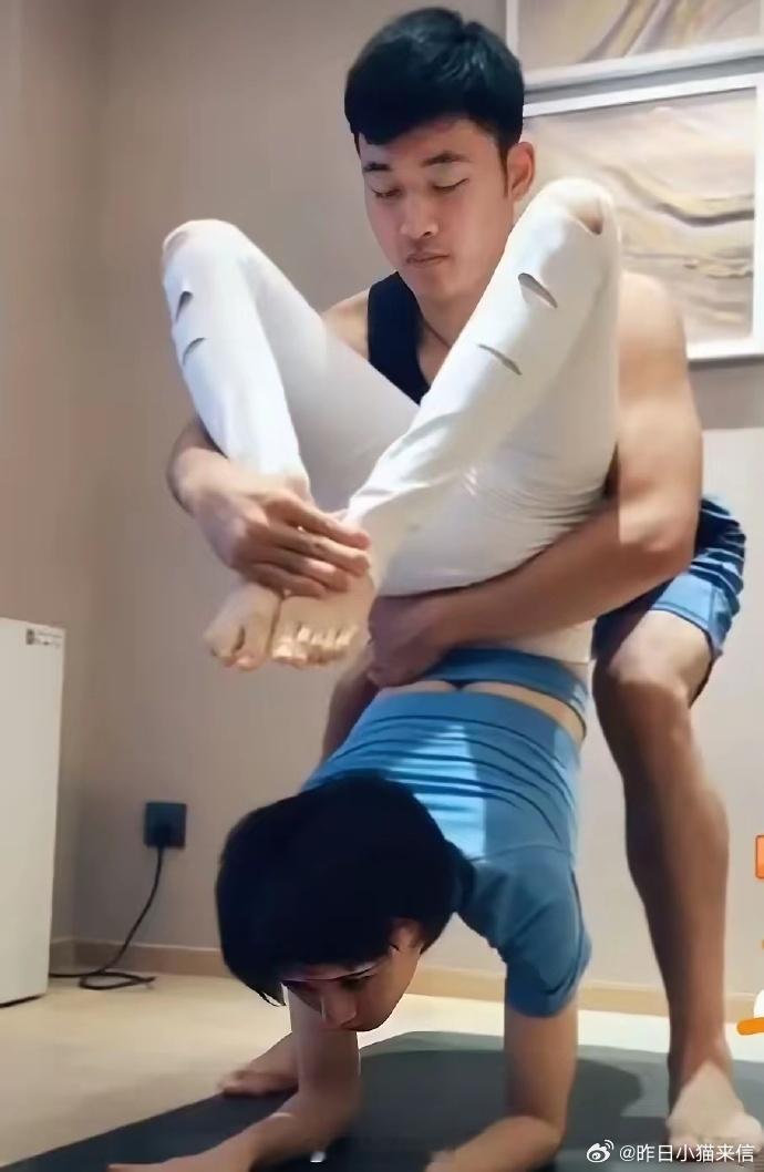 王子文的私教真尴尬，可能只有未婚女生才敢请这样的男教练吧。​​​