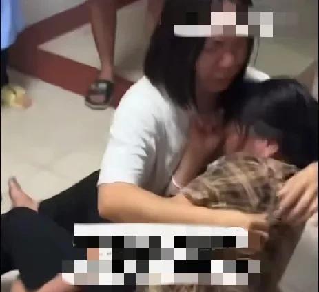 7月14日，广东湛江一奶奶到医院看望做手术的3岁孙子，瞬间情绪崩溃，血压升高，躺
