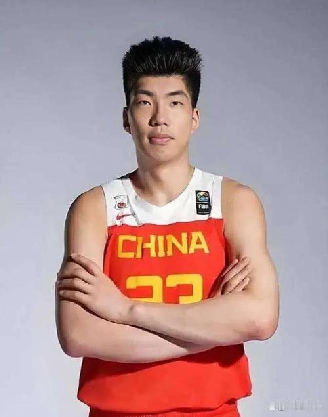中国男篮大中锋余嘉豪是被严重低估的一个球员，他最大的作用是在本次亚洲杯上与胡金秋