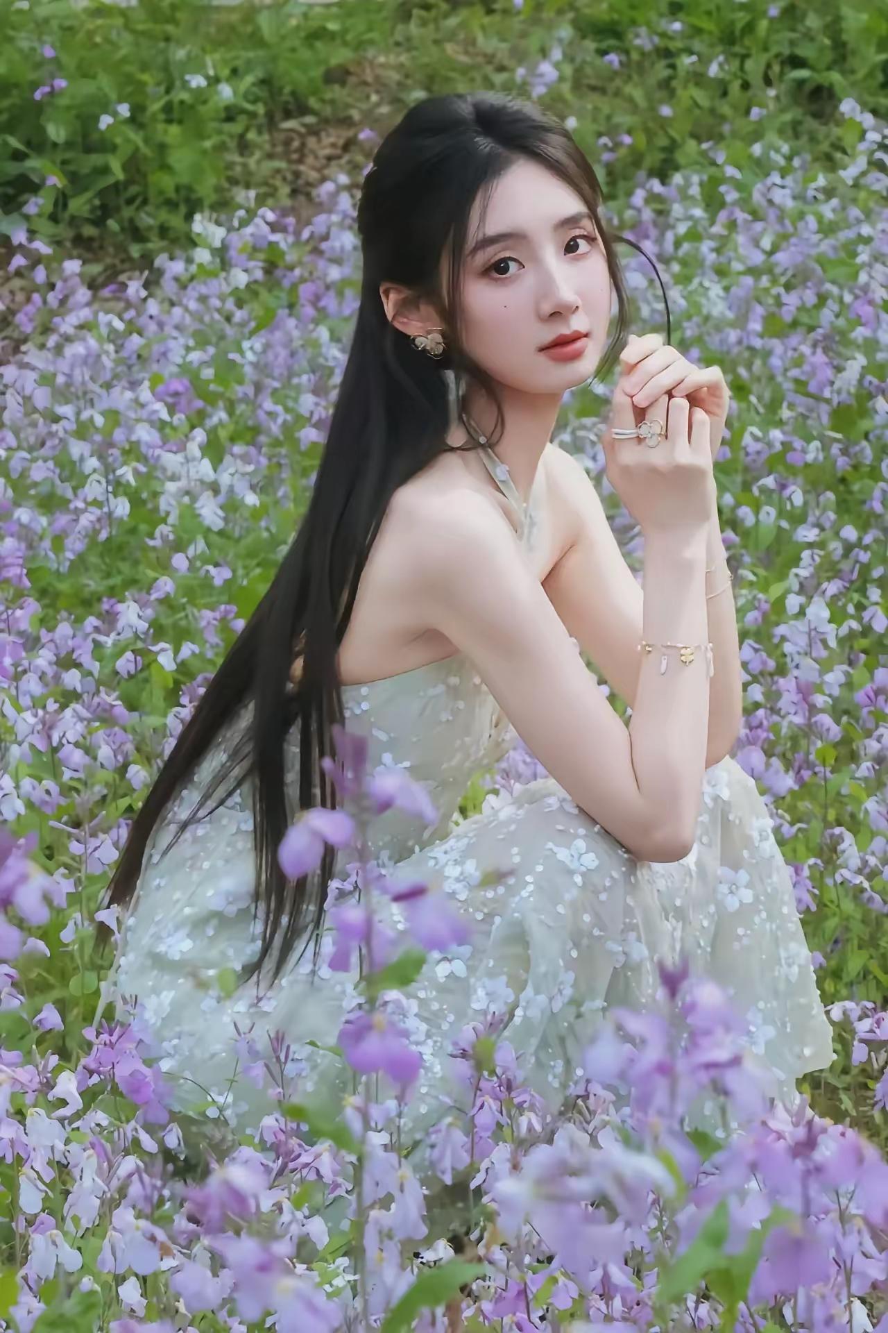 美女壁纸～置身花海，如梦似幻，美得让人窒息，一袭浅绿纱裙，长发漫过肩头，眼波里盛