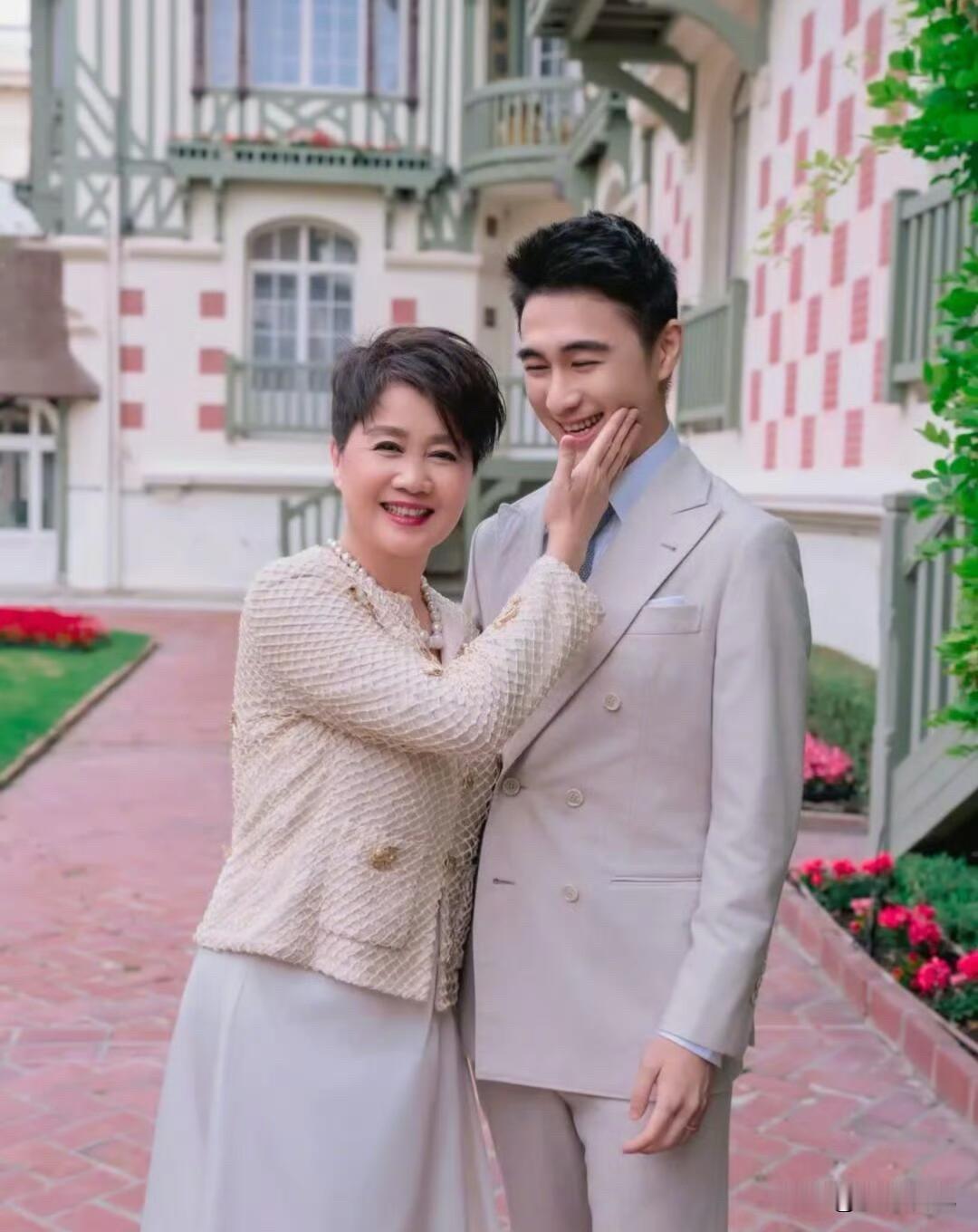 万万没想到，奚梦瑶与何猷君的法国婚礼竟是这般情形！这不过是四房的亲友聚会联欢
