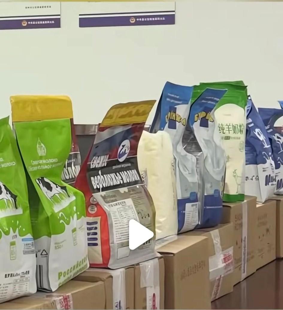 看着真气人啊！给宝宝喝的所谓的“进口”奶粉竟然是这种脏乱差的土作坊用淀粉＋奶精做