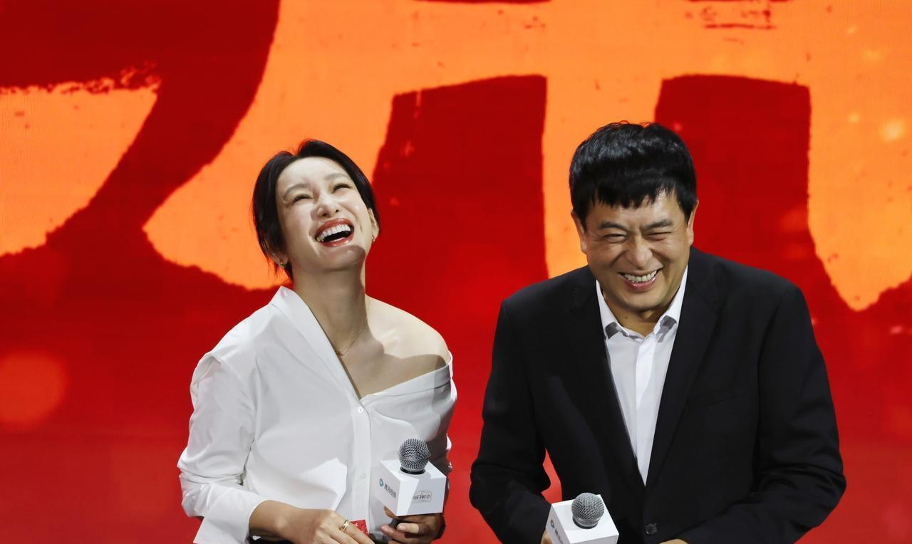 近日张嘉译和秦海璐一起在上海出席时尚活动，两位搭配的都很简洁，不过都很有型。张