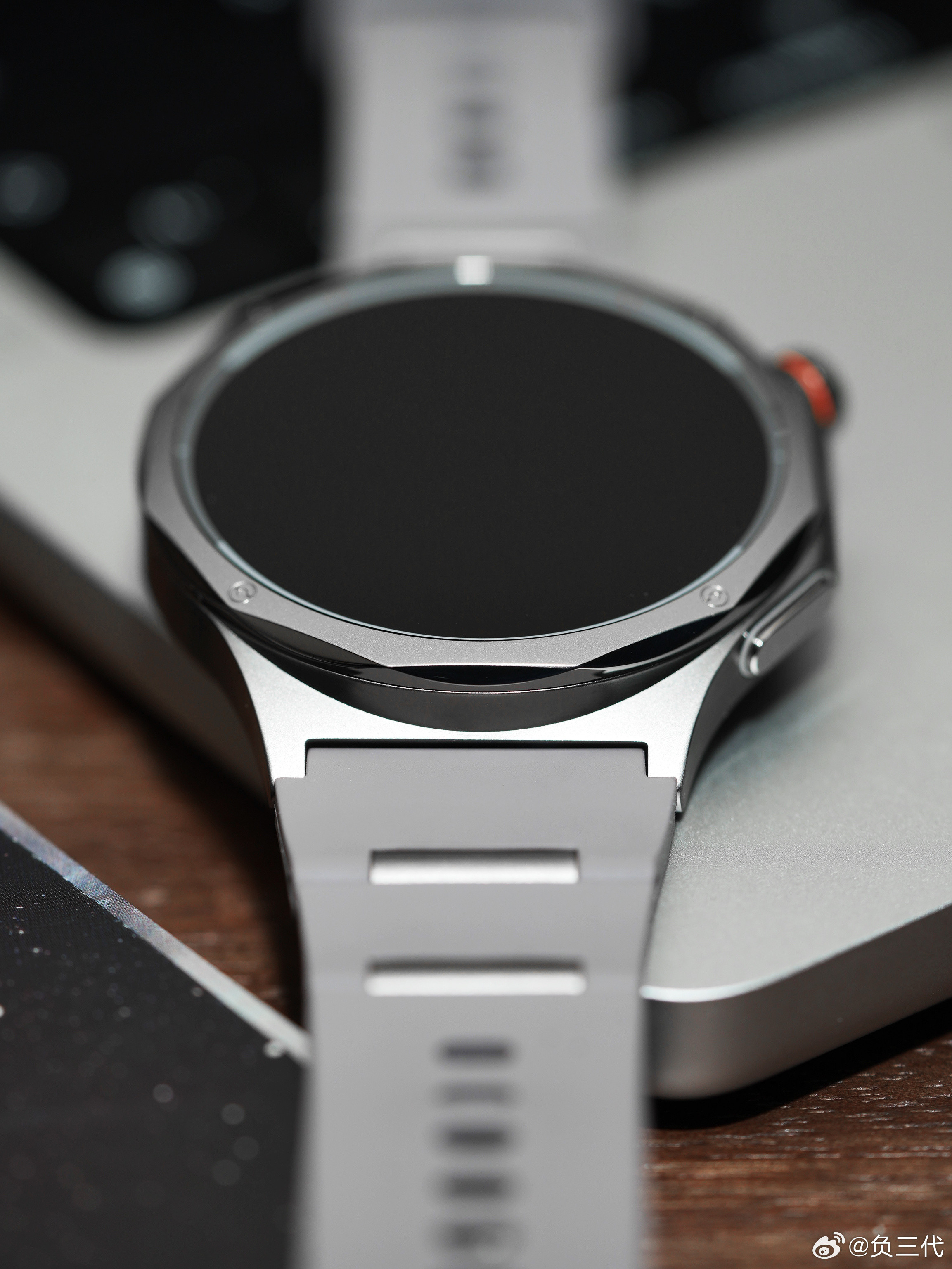 OPPOWatchX3外观风格和之前不一样了，更加硬朗高级采用TC4钛合金表