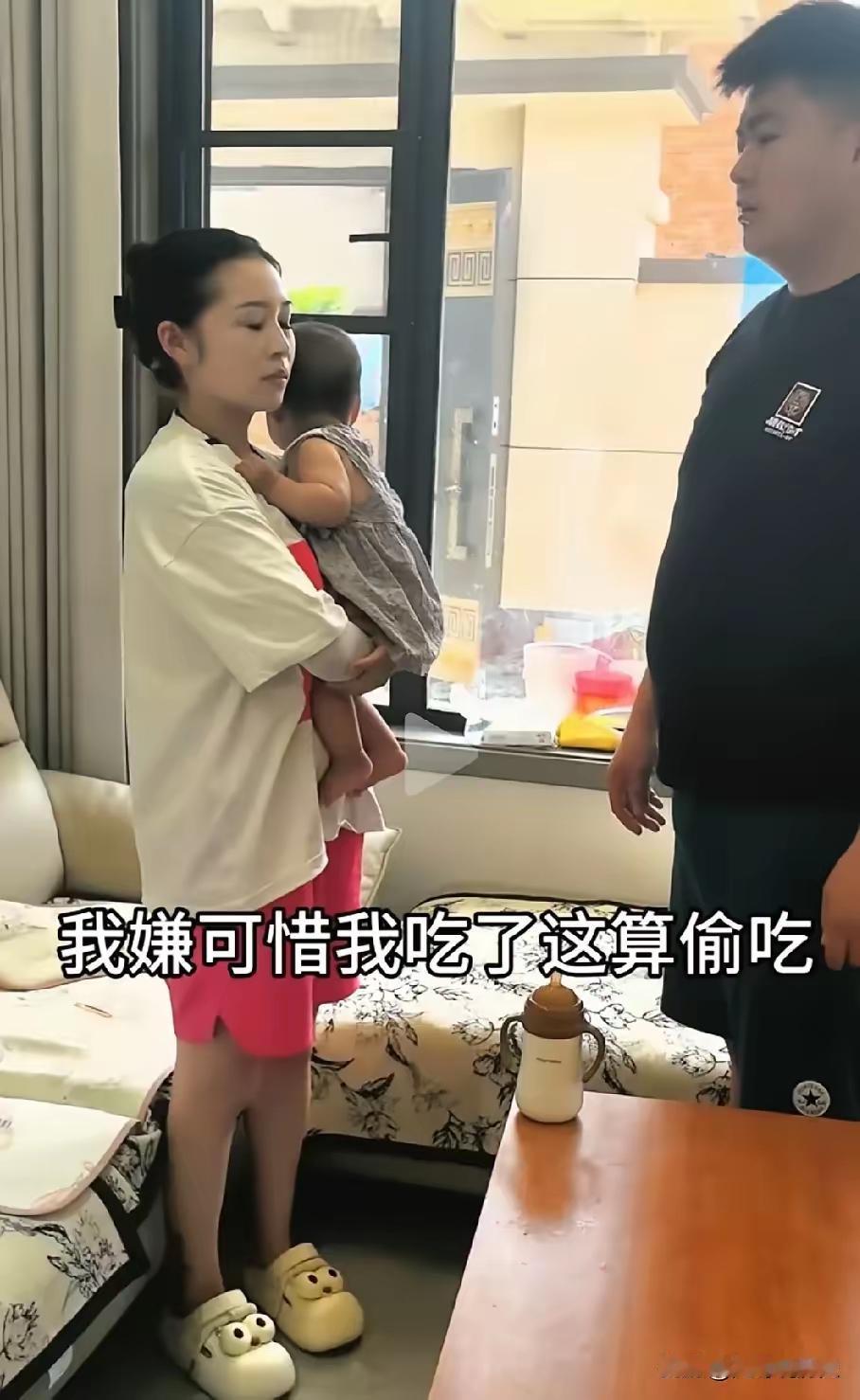 娶个这样的儿媳妇也是倒霉。婆婆在儿子家帮忙看孩子，接送幼儿园。这天儿媳妇给孩子买