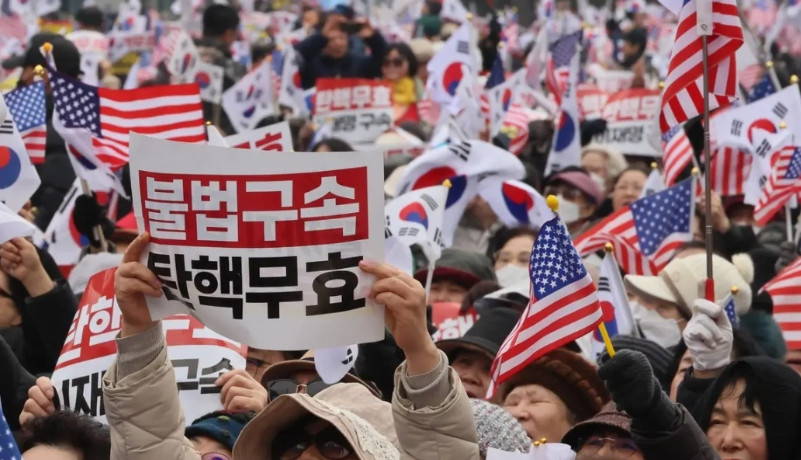 日韩齐怼中国！最近几日，日本、韩国相继发生针对中国的暴力事件，暴露出两国内部异