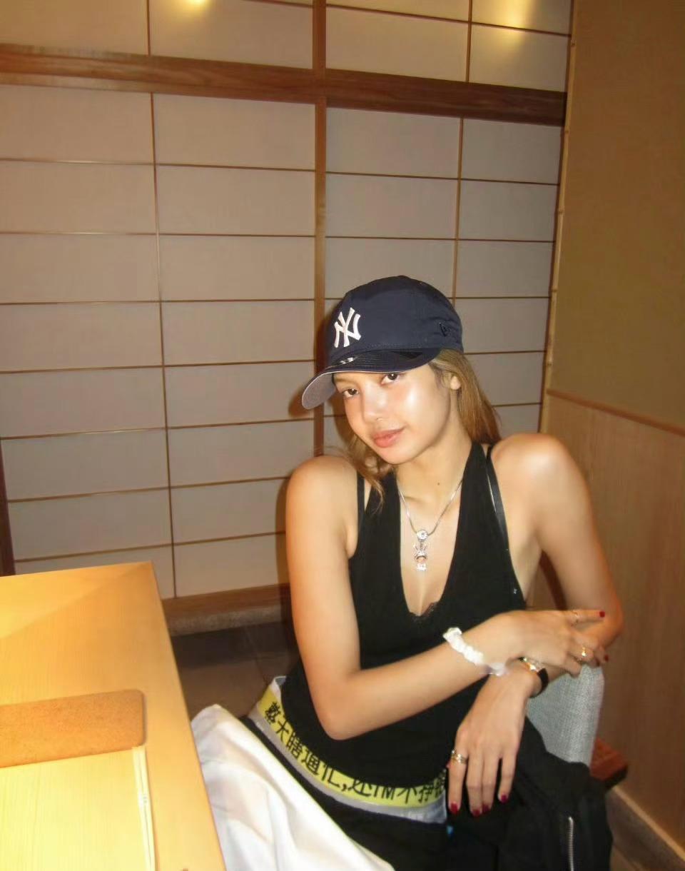 中文的魅力！Lisa裤子上的中文​​​