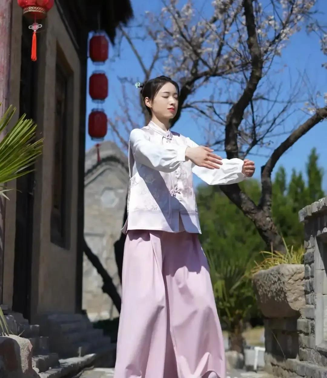 老张聊养生在抖音教了个站桩动作，我跟着试了三分钟，脚底像塞进小暖炉，袜子差点想脱