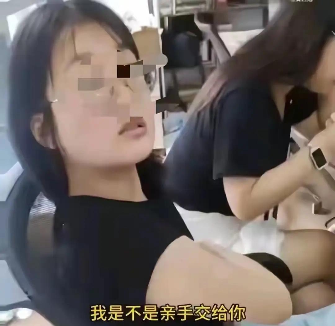 “白嫖女”犯了一个大忌，外卖员当时已经爆粗口了，情绪显然已经有点失控，而“白嫖女