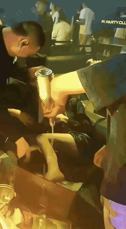 果然是城会玩啊，这是在进行什么仪式吗，搞不懂[思考]