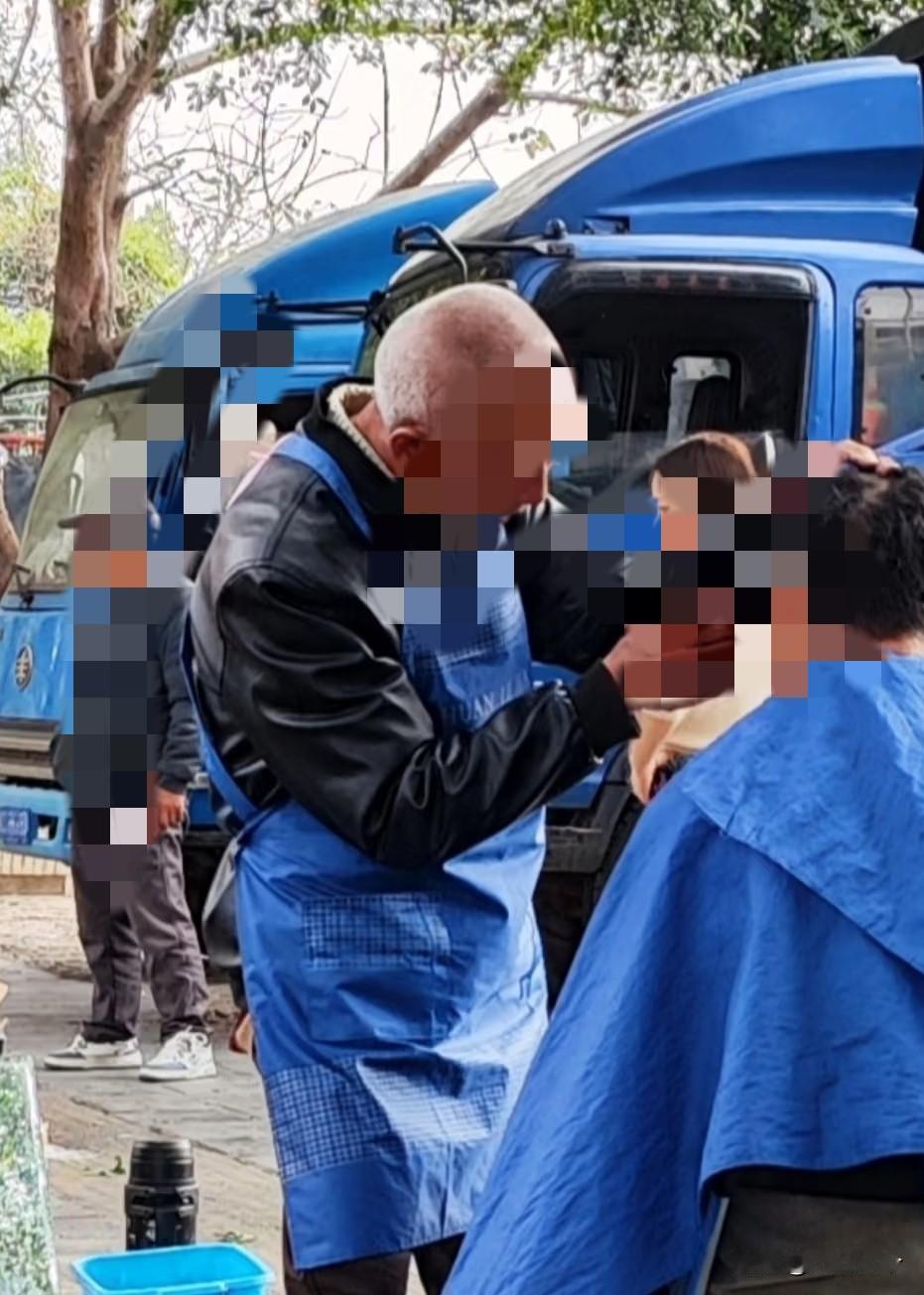 大连街边理发的老人特别多，以前五六块钱的也不少，位于大沟早市周边的格外多，听老父