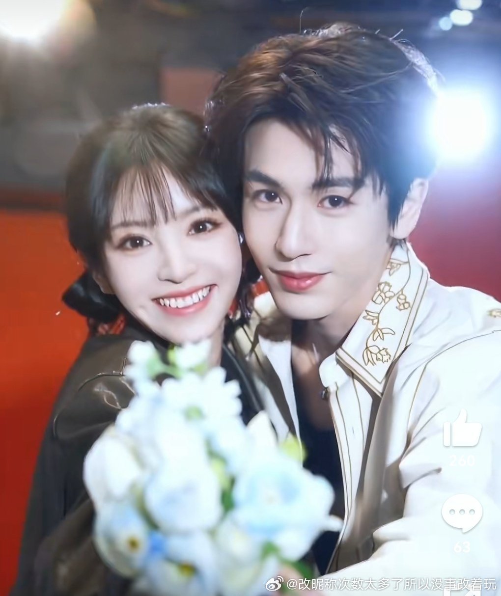 五官分布和比例不是很协调掀刘海就算像1这样P无暇雪白也更不协调所以不适合没刘海