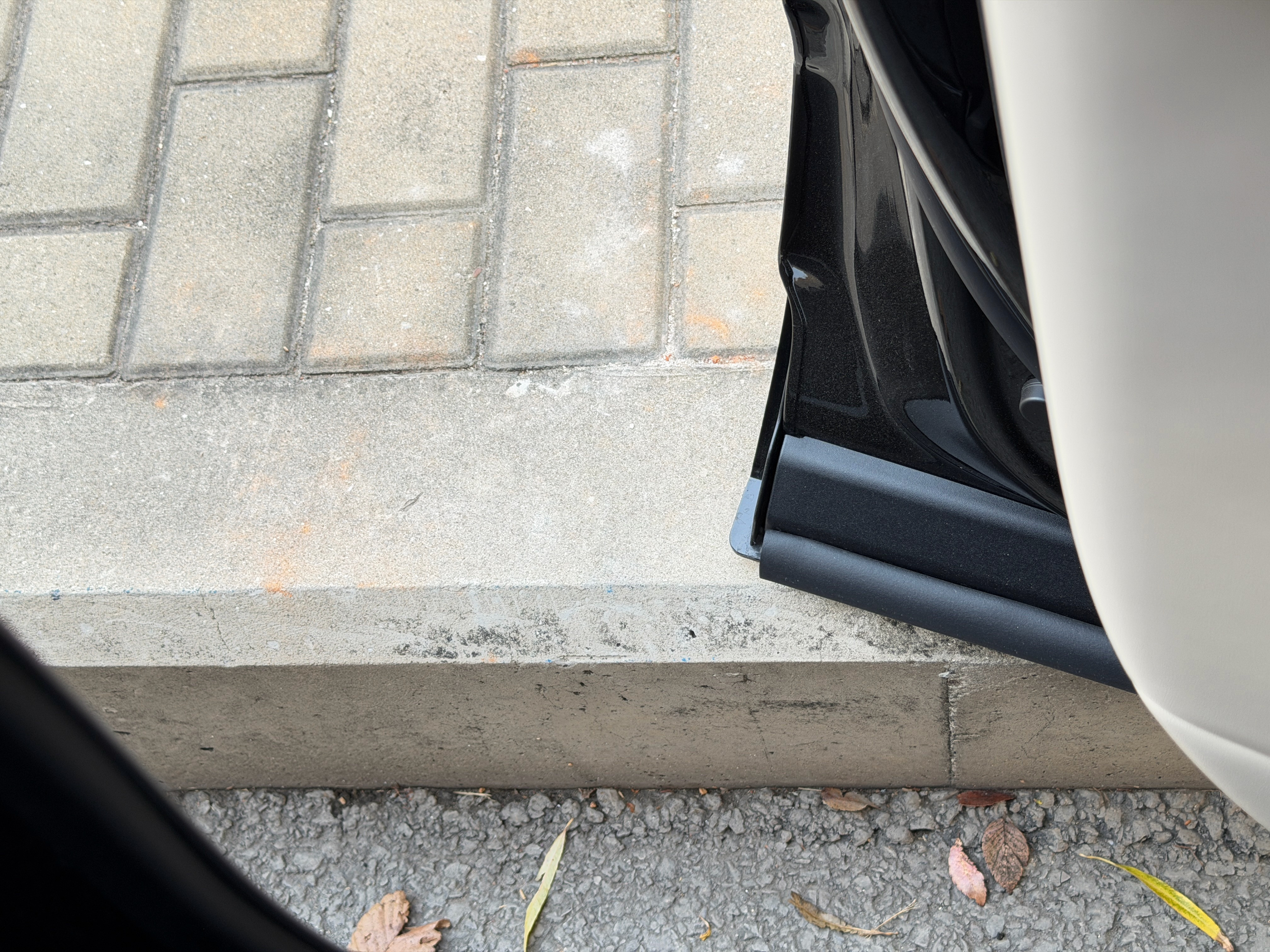 还好贴了车衣…第一下直接磕马路牙子上了！悬架调最高，完美～