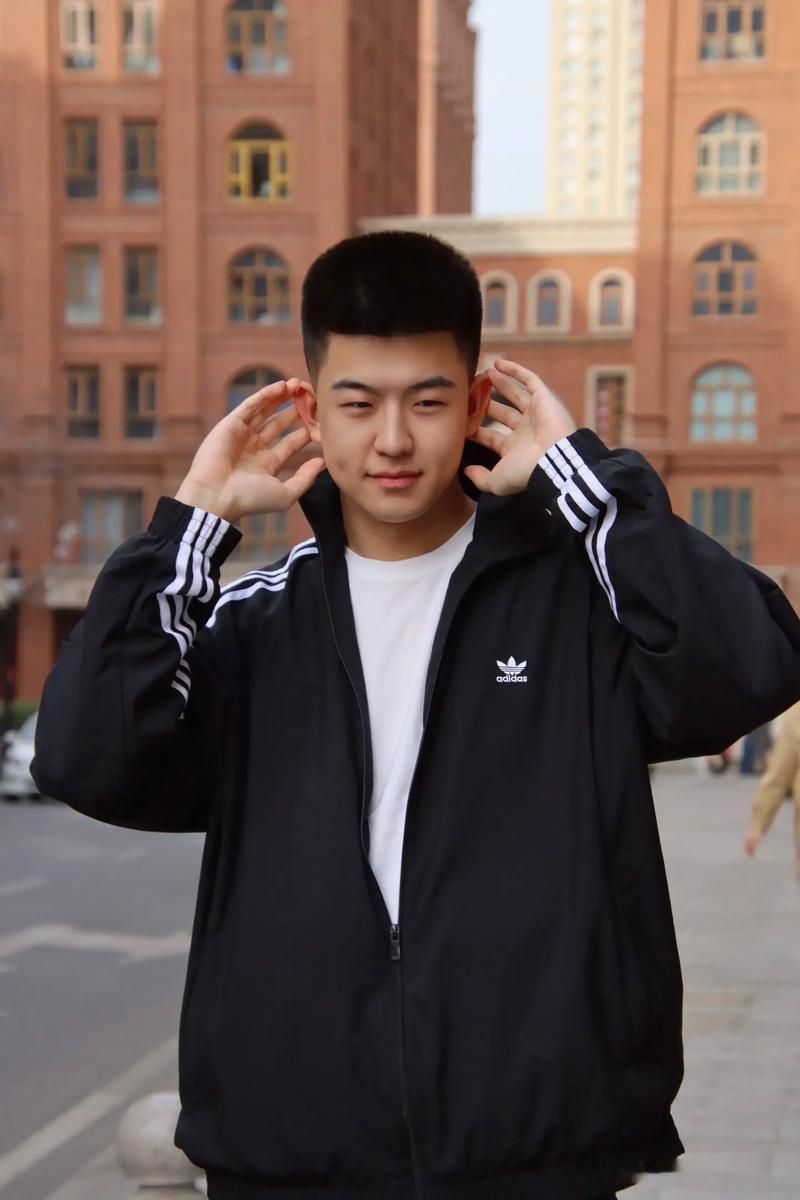 儿子的估分出来了，语文119分，数学128分，外语121分物理92，