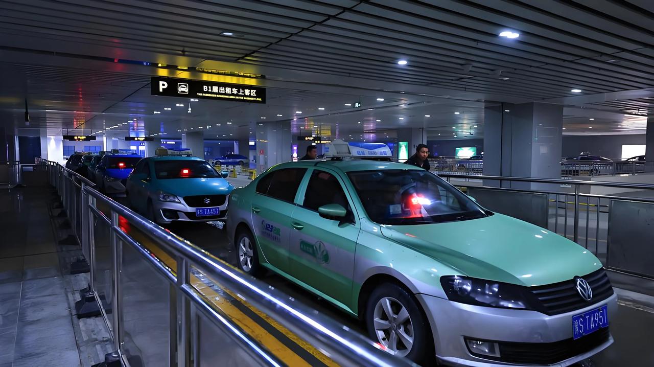 这样的乘客让人瞠目结舌！近日，杭州一乘客在凌晨打车22公里花费98元嫌贵，居然