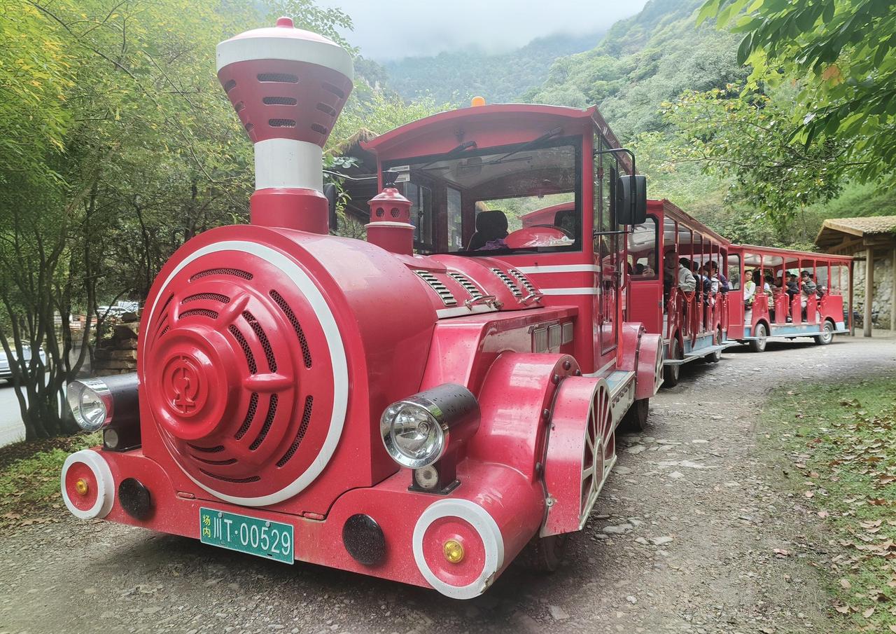 东拉山大峡谷徒步，穿行密林河谷，山石流水相伴，远离喧嚣，独享这份大自然的宁静。