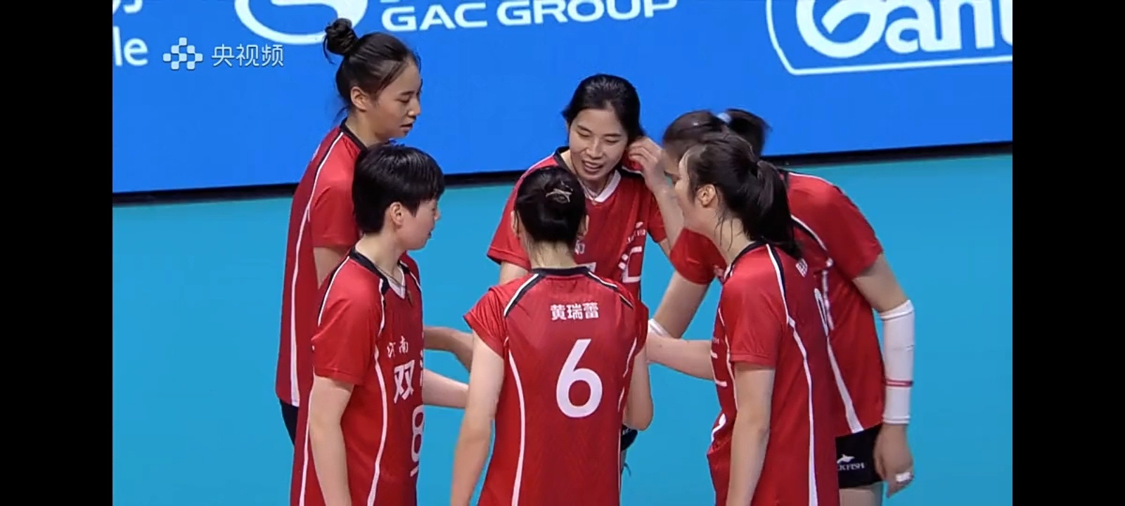 河南女排2比0北京队，第二局好看，北京队群英战吕布，大家积极想办法轮转，依靠小董