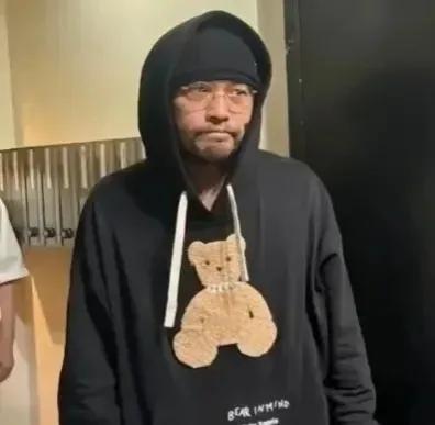 周杰伦在日本游玩被偶遇，照片一出来，粉丝都惊了！以前舞台上光芒万丈的周董，这