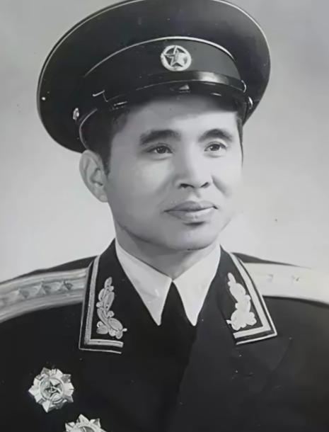 1941年，新四军大队长率部驻扎在寺庙，半夜却听到住持房间中传来女子的娇嗔声，他