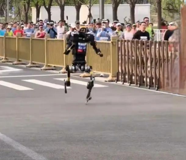 宇树H1机器人半马终点被抬走，普通人如何避免身体“过载”？谁都没料到，赛前呼