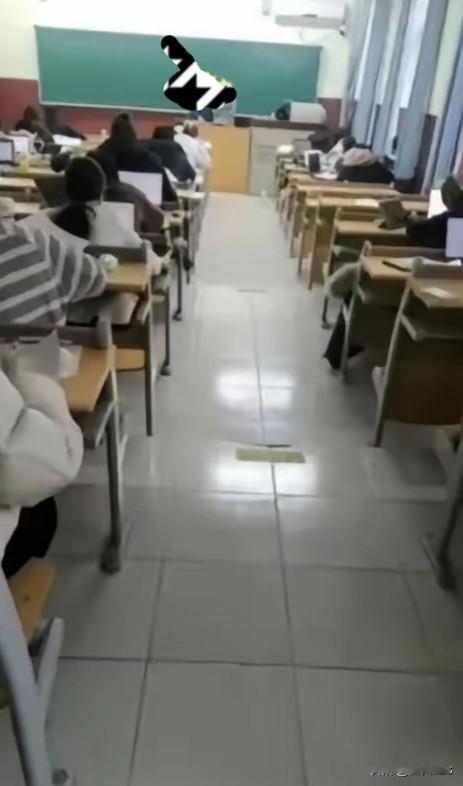 太有意思了，北科大考场成大型人性现场，男生抱团共享插排，女生却藏起插排，互不搭理