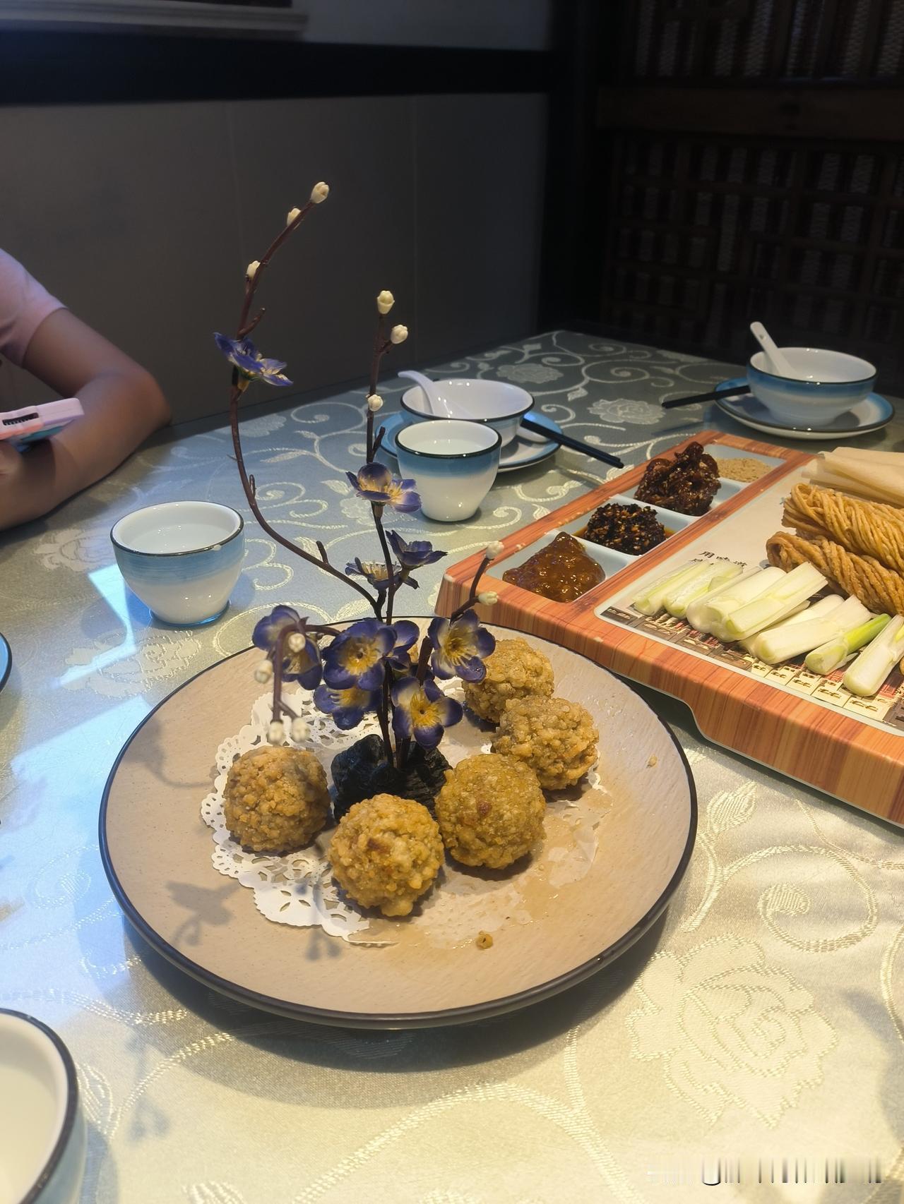 8月2日晚，从泰山下山后，就驱车来到了曲阜，大家都饿了，于是先找地方吃饭。没错