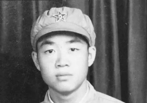 1951年，15岁新兵擦大炮，埋头看瞄准镜，突然瞅见，敌人阵地上出现一奇怪绿影。