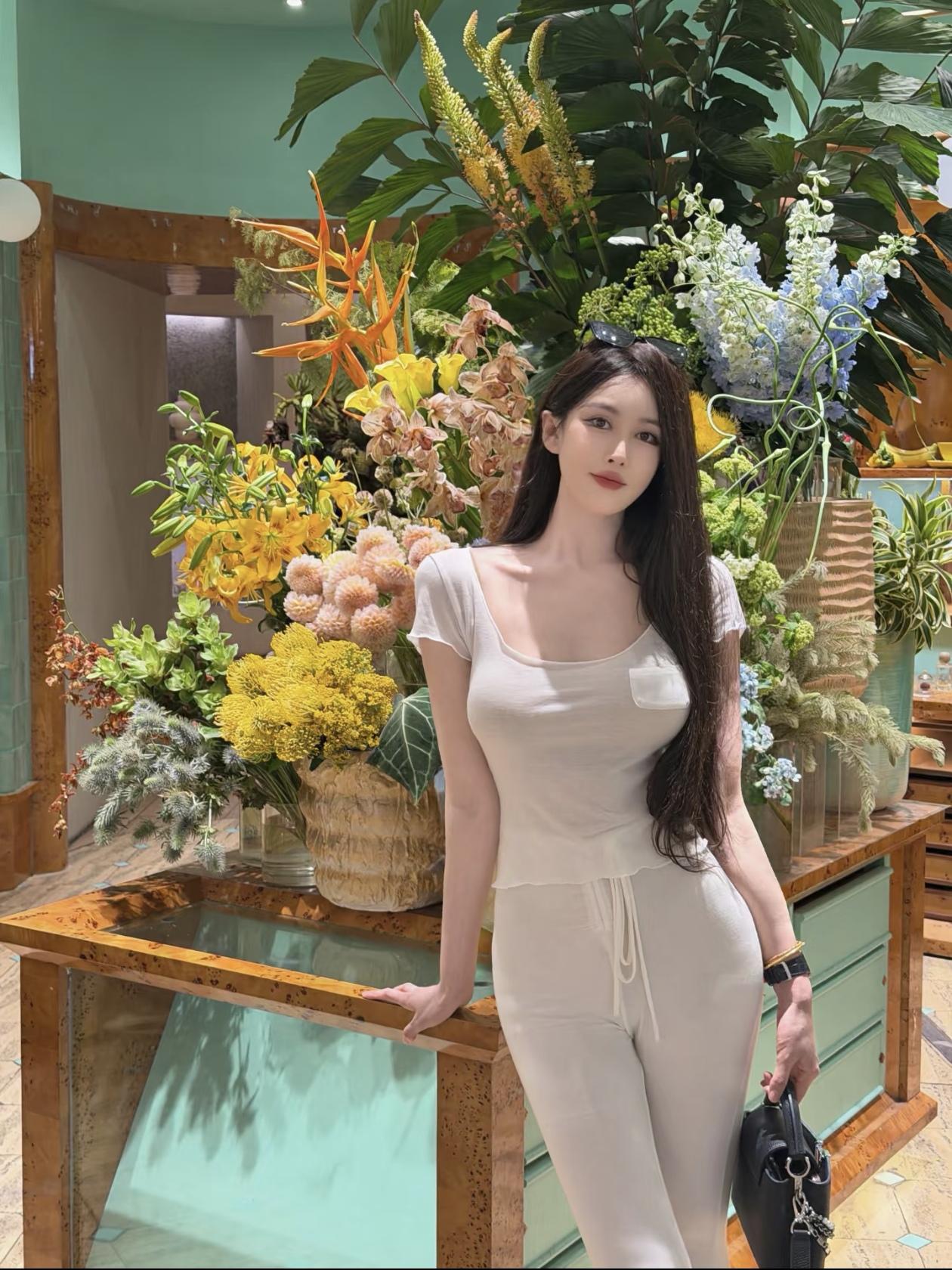 花间美人倚，笑语入画来