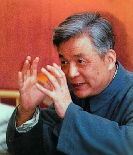 1986年7月，邓稼先在临终前提出想要再去看一眼天安门，可当他乘坐的轿车驰过天安