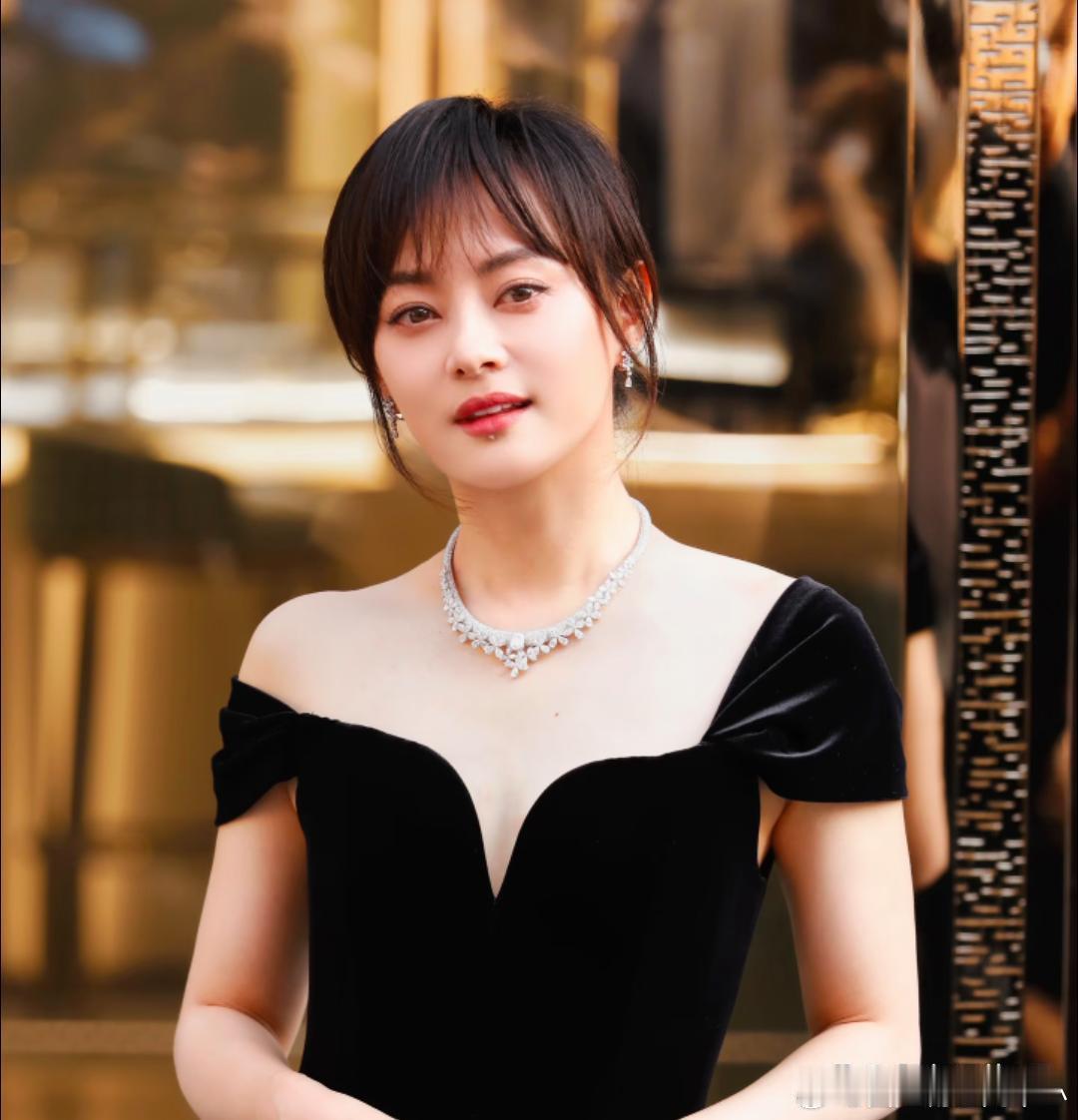 1.孙俪把那个痣去掉后，颜值再上新台阶，她确实比之前更美了，网友说朕与嬛嬛何曾有