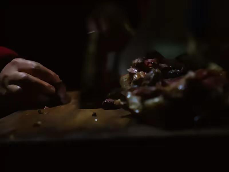 食物掉地上千万别捡，玄学告诉你真相昨晚吃饭的时候，一块油汪汪的酱牛肉没拿稳