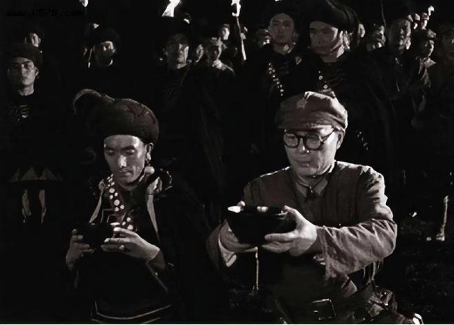 🌞1995年，李铁映在看报纸的时候，突然发现其中一处出现了“彝族”、“小叶