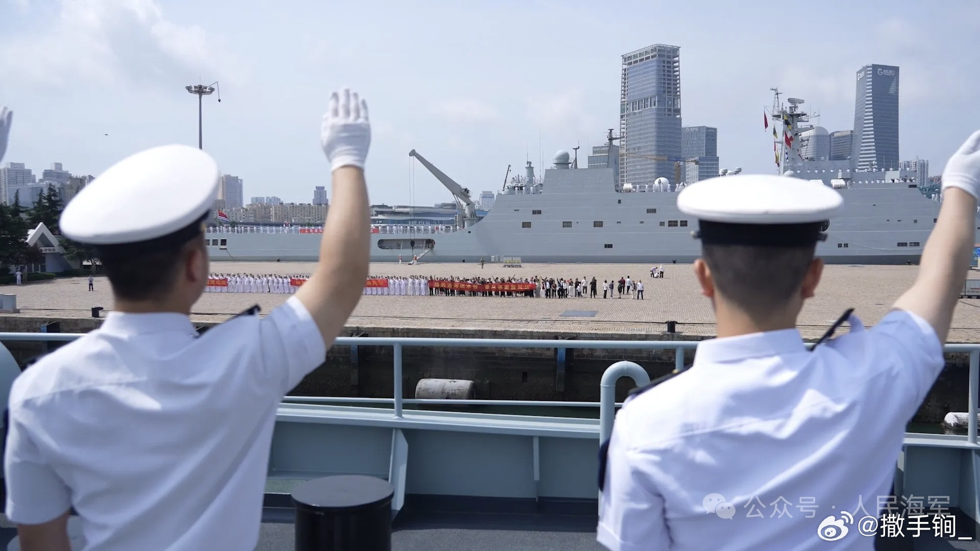 戚继光舰从山东青岛某军港解缆起航，执行远海综合实习访问任务：戚继光舰全长163米