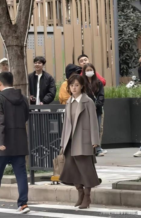 孙俪确实不上镜，本人比照片和镜头里好看太多太多了，43岁的她脸上没有什么皱纹，她