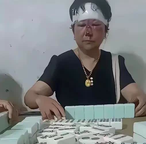 陕西一女子晚上到麻将馆找老公吃饭，没想到老公在打麻将，于是也没打扰，就准备回家。