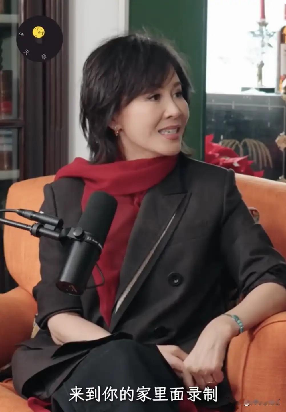 说真的，谁能不好奇刘嘉玲的家到底长啥样？章泽天把播客首录现场直接定在了那里，这